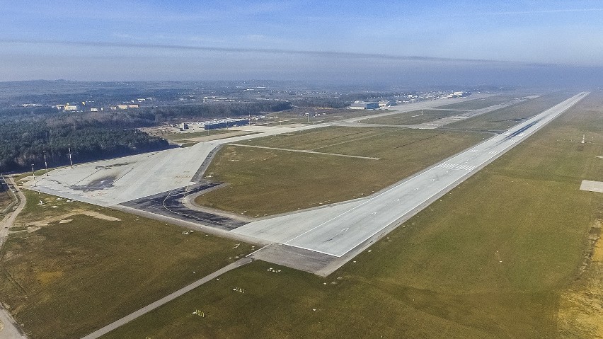 Lotnisko w Pyrzowicach z lotu ptaka. Nowe inwestycje okiem drona [ZDJĘCIA]