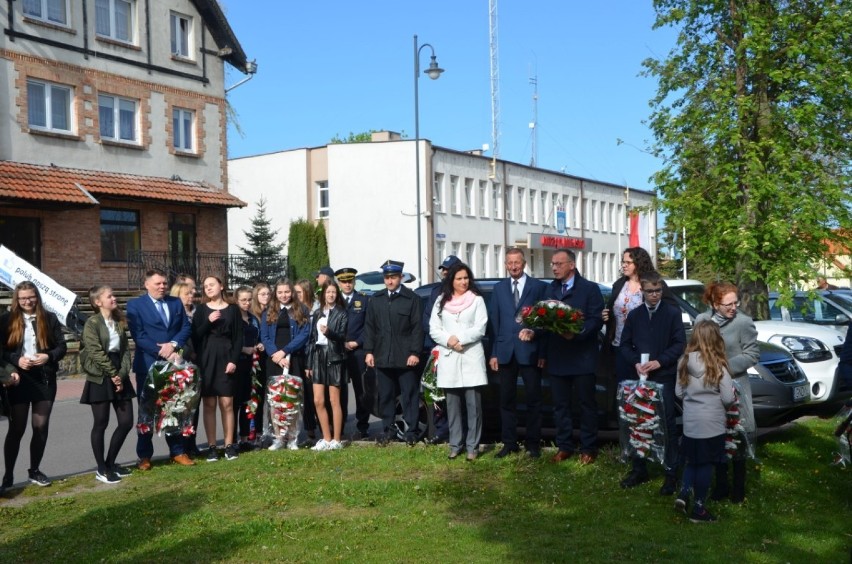 Nazistowska okupacja państw europejskich zakończyła się 8 maja 1945 r. Apel patriotyczny pod pomnikiem w Nowym Dworze Gdańskim