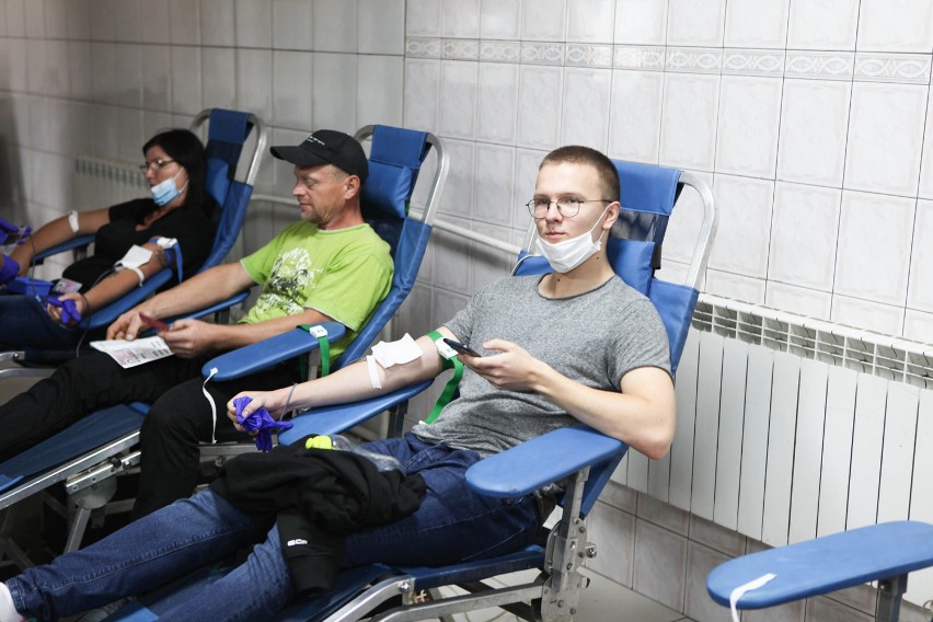 Zbiórka krwi w Opocznie. Krwiodawcy oddali prawie 20 litrów cennego leku [ZDJĘCIA]