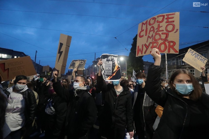 Protest (nie tylko) kobiet w Szczecinie. Kolejny dzień manifestacji po wyroku TK. Protestujący zablokowali centrum Szczecina