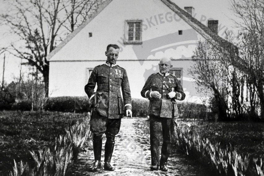 Generał Władysław Sikorski (z lewej) na tle swojego dworku w...