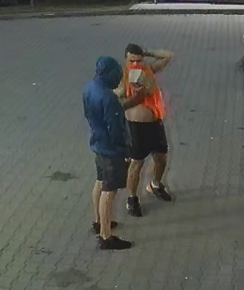 Policja szuka dwóch mężczyzn, który włamali się do sklepu w Pietrzykowicach. Rozpoznajesz ich?