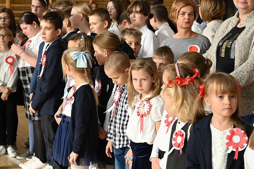 Hymn Polski zaśpiewanego przez 700 uczniów i nauczycieli Szkoły Podstawowej z Oddziałami integracyjnymi nr 26 w Wałbrzychu
