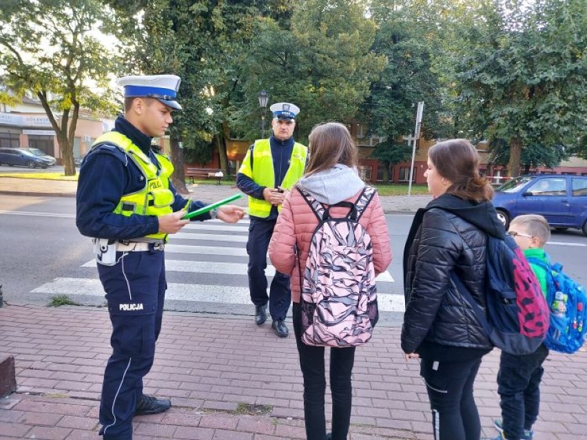 Łowiccy policjanci rozdają odblaski. Ma być bezpieczniej na drogach