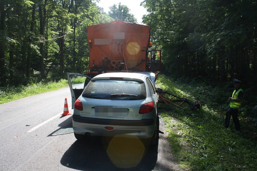 Kierująca peugeotem wepchnęła pracownika pod stojący pojazd