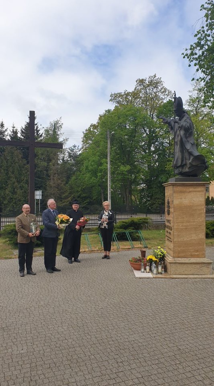 Złożyli kwiaty pod pomnikiem Jana Pawła II w Gołańczy. Nie mieli maseczek