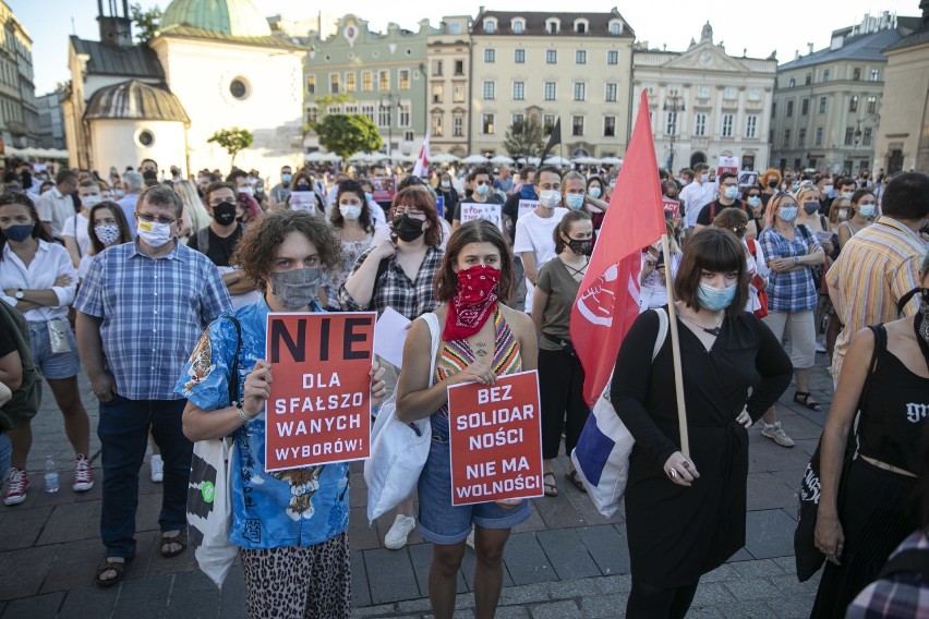 Mieszkańcy Krakowa zgromadzili się na Rynku Głównym, żeby pokazać solidarność z obywatelami Białorusi [ZDJĘCIA]