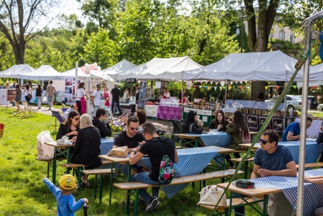 Targ Śniadaniowy w Warszawie to cykliczne spotkania na świeżym powietrzu, podczas których możemy spróbować świeżych produktów od lokalnych wystawców. Dla wielu stały się już stałą formą spędzania wolnego czasu. "Pod chmurką" możemy zjeść na Mokotowie (skwer AK Granat), Żoliborzu (aleja Wojska Polskiego 1) i Białołęce (Park Picassa). 
Wstęp darmowy