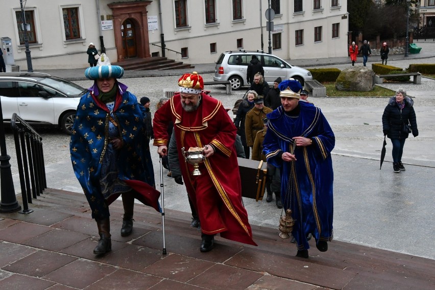 Wspaniały Orszak Trzech Króli w Kielcach z biskupem Marianem Florczykiem. Tłumy wiernych na wspólnym kolędowaniu. Zobacz zdjęcia