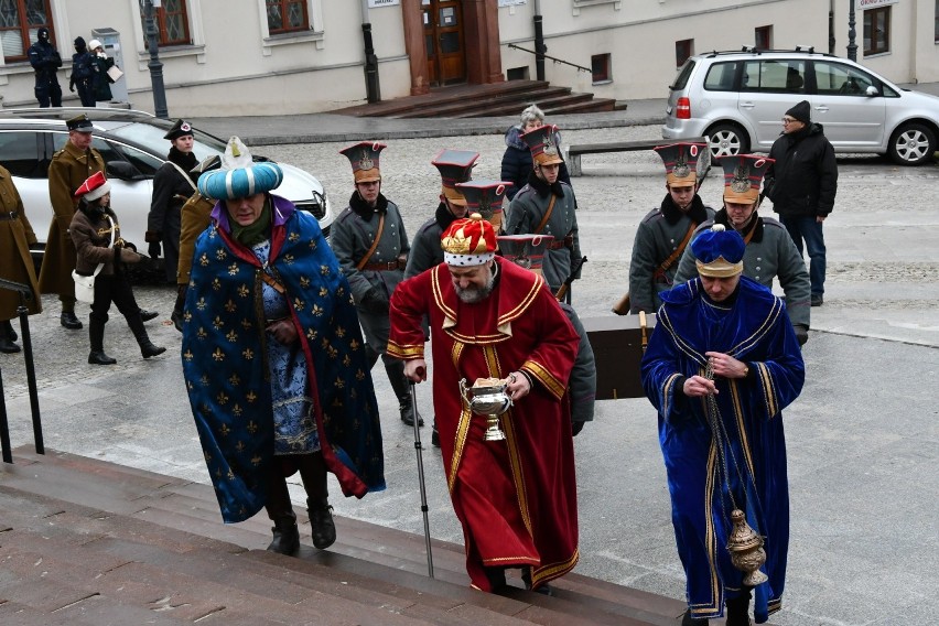 Wspaniały Orszak Trzech Króli w Kielcach z biskupem Marianem Florczykiem. Tłumy wiernych na wspólnym kolędowaniu. Zobacz zdjęcia