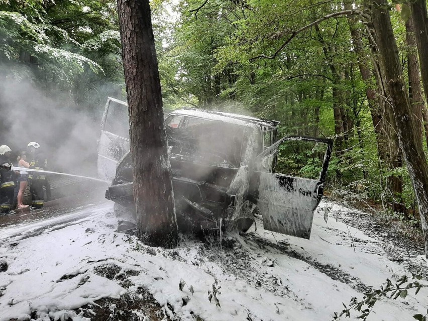 Wypadek w Muchówce, na drodze prowadzącej przez las samochód...