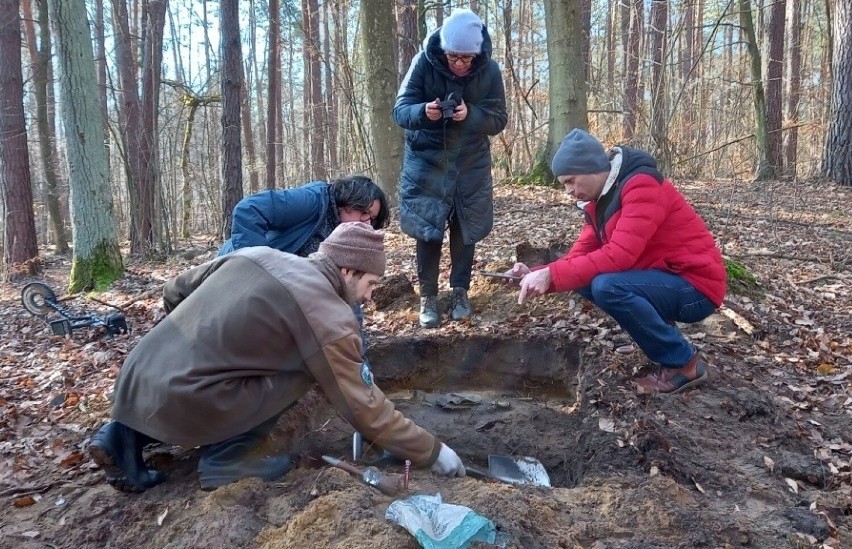 Monstrancję odkryto w lesie w okolicach wsi Dąbrowa w...