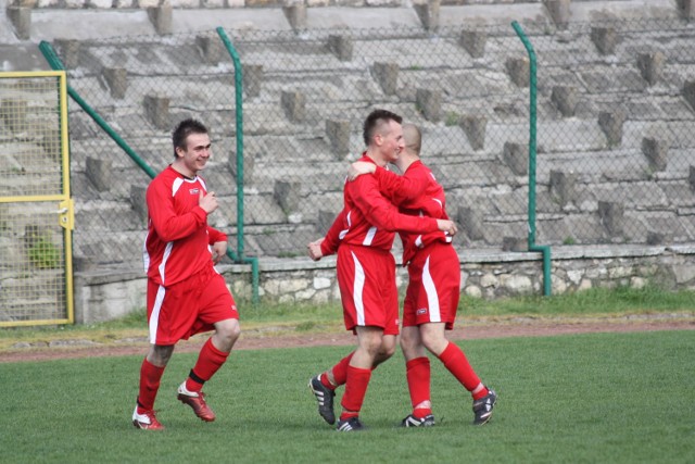Piłkarze Łazowianki Łazy zanotowali historyczny sezon, zajmując piąte miejsce w A-klasie.