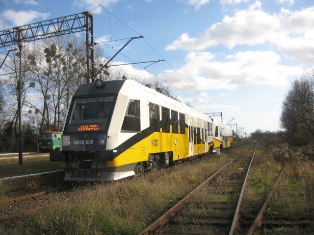 Pociąg specjalny złożony z szynobusów SA 135- 004 i 006, wjeżdża na tor 6 przy peronie 3 na stacji Wrocław Leśnica.