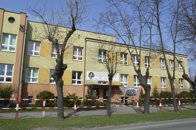 SP nr 1 w Łowiczu działa w budynku z lat 30. XX wieku