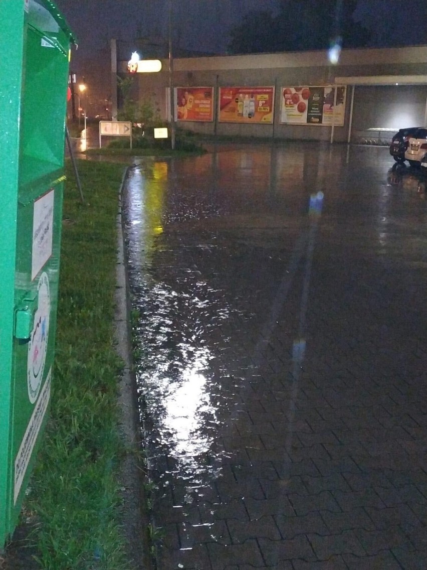 Sobota wieczór, parking obok jednej z krakowskich Biedronek