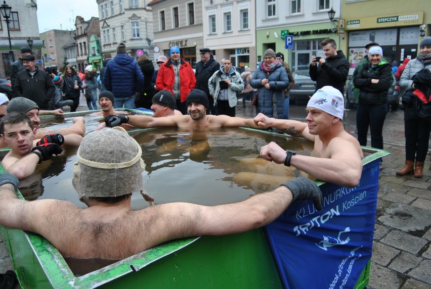 Kościańskie morsy wspierają Wielką Orkiestrę Świątecznej Pomocy FOTO