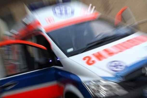 Wypadek na Słowackiego w Piotrkowie. Ranny mężczyzna został przewieziony karetką do szpitala