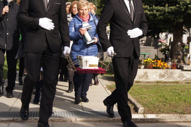 Urna z prochami dzieci trafi do grobu na cmentarzu w Mościcach