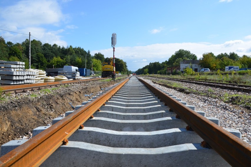 Trwają prace remontowe na linii kolejowej Skarżysko Kamienna - Tomaszów Maz. ZDJĘCIA