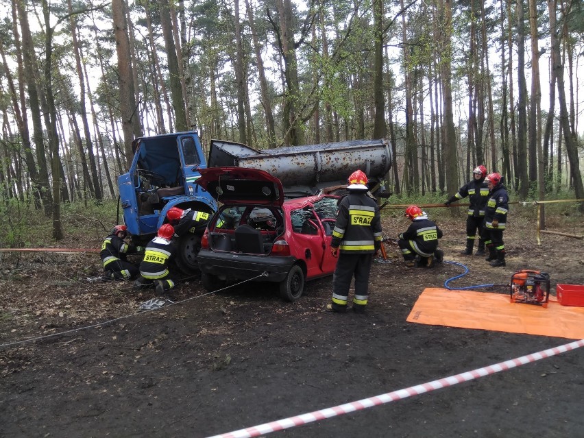 Samochód osobowy wbił się pod ciężarówkę - ćwiczenia leszczyńskich strażaków [ZDJĘCIA]