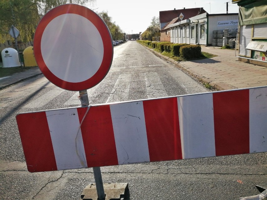 Rawicz. Zmiana organizacji ruchu na ulicy Rolniczej. Północna nitka z nowych chodnikiem i asfaltem [ZDJĘCIA]