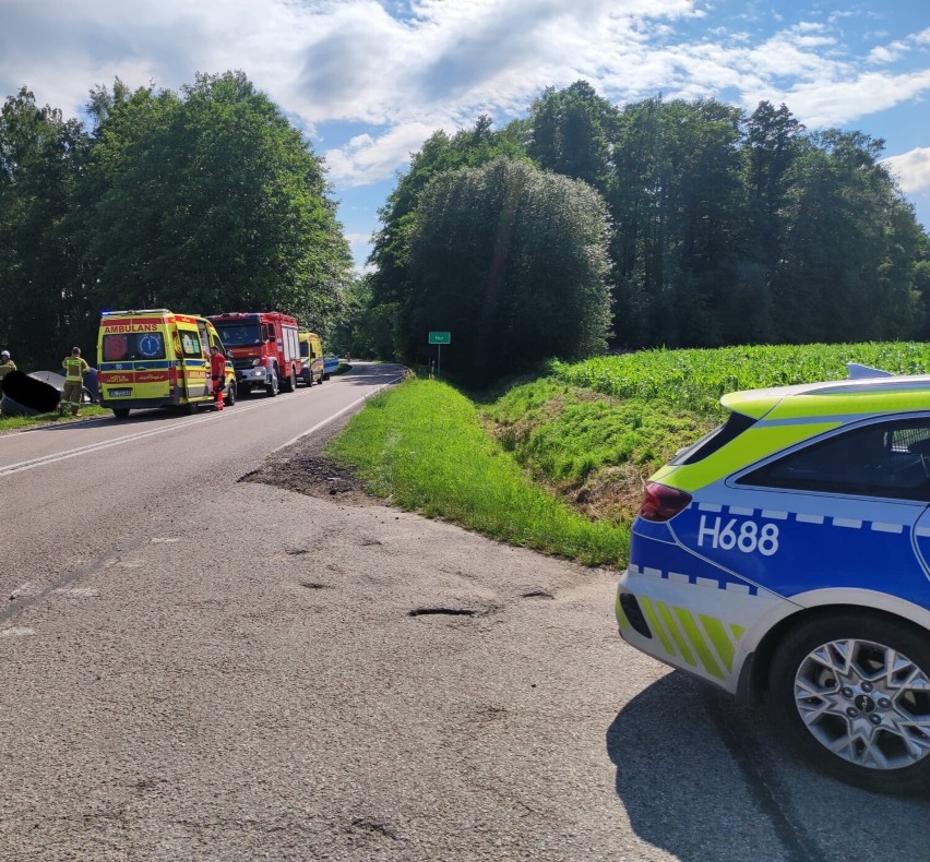 Wypadek w Żebrach-Kolonii. 2 lipca 2023 auto wypadło z drogi. Zdjęcia