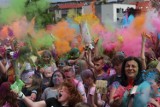 Bitwy na proszki Holi podczas Prezydenckiego Dnia Dziecka w Gnieźnie. [FILM, FOTO]