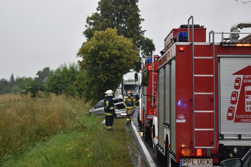 Samochód osobowy dachował na drodze wojewódzkiej 442. Kierowca został zabrany do szpitala