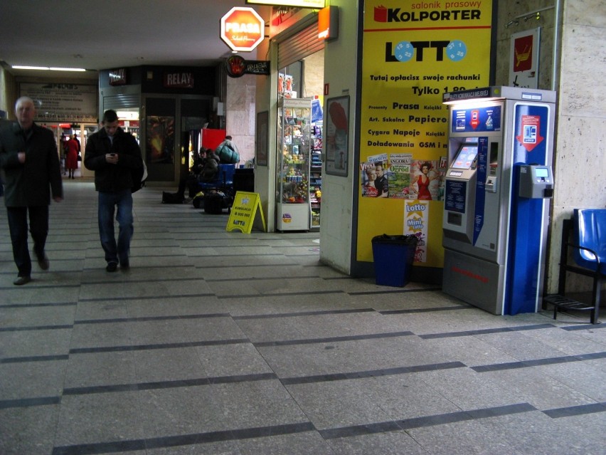 Automat z numerem 499 stoi w poczekalni dworca Łódź Fabryczna