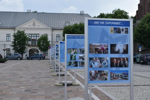 Na Rynku w Olkuszu stanęła wystawa poświęcona olkuskim Żydom