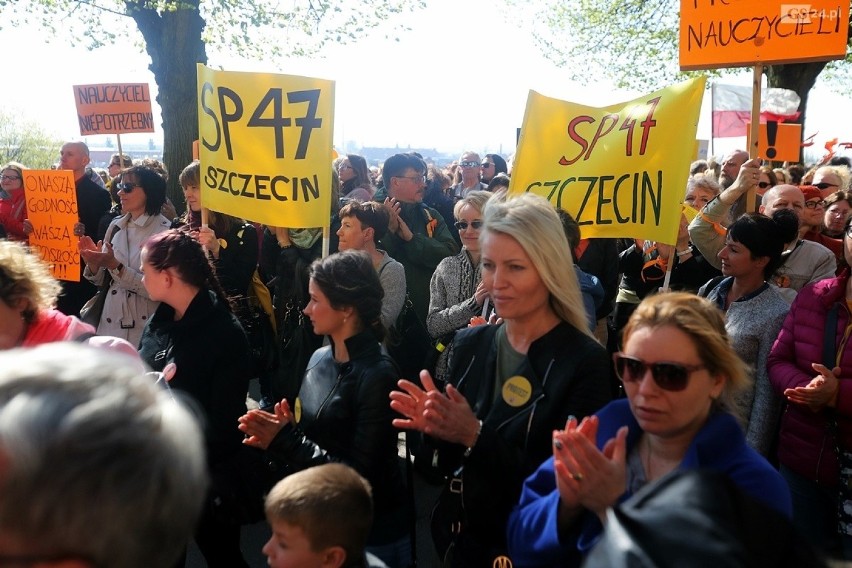 Nauczyciele i uczniowie na wspólnym manifeście przed Urzędem Wojewódzkim