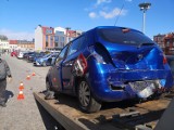 Szalony rajd ulicami centrum Lęborka. Jeździł Mercedesem i rozbijał auta. Policja szuka sprawcy