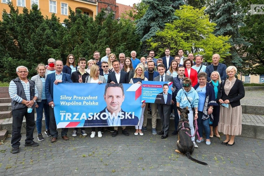 Kampania Rafała Trzaskowskiego. Banery na płotach i balkonach