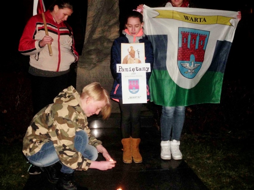 Harcerze z Warty uczcili pamięć Jana Pawła II. W rocznicę jego śmierci  zapalili symboliczne znicze