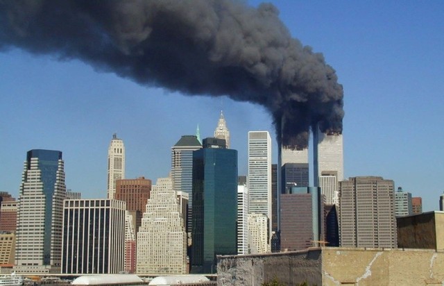 W zamachach z 11 września 2001 roku na Word Trade Center w Stanach Zjednoczonych zginęło prawie 3 tysiące osób. Zamachowcy uprowadzili cztery samoloty, które uderzyły w budynki WTC w Nowym Jorku i siedzibę Pentagonu pod Waszyngtonem. Czwarta maszyna rozbiła się na polu w Pensylwanii. Choć mijają 22 lata od tamtej tragedii, wciąż żywe są teorie spiskowe na temat przyczyn bezprecedensowego zdarzenia.

Zobacz najsłynniejsze teorie spiskowe dotyczące zamachów na WTC --->
