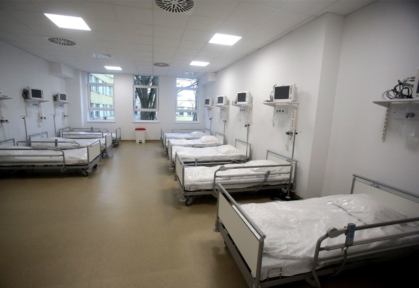Brakuje personelu w szpitalu tymczasowym w Szczecinie. Dyrekcja i czołowi lekarze apelują o wsparcie