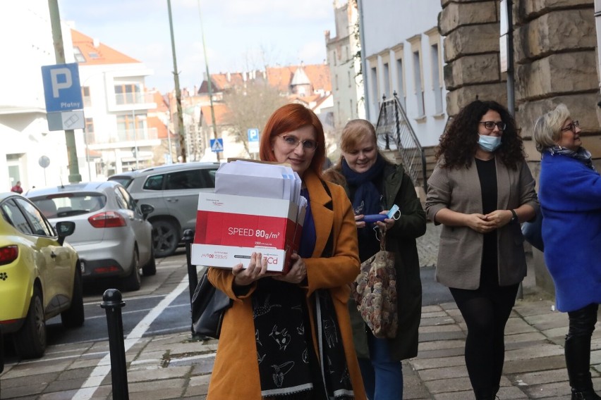 350 podań o podwyżkę płac przyniosły pracownice MOPS do magistratu w Legnicy