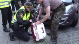 Mały kot utknął pod maską samochodu w Gdańsku. Wideo z akcji ratunkowej