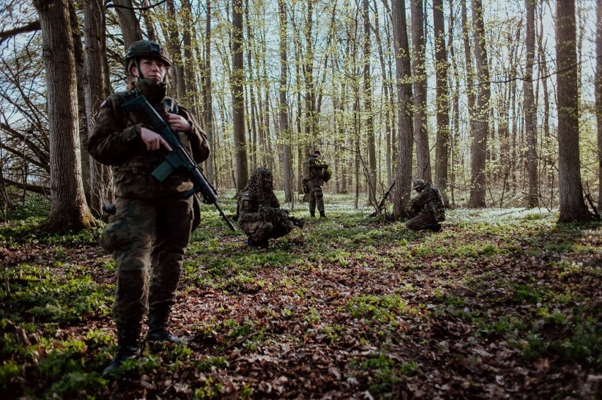 Malborscy żołnierze ćwiczą w lasach pod Sztumem. Podczas szkolenia Kondor-21 szukają "wrogich lotników"