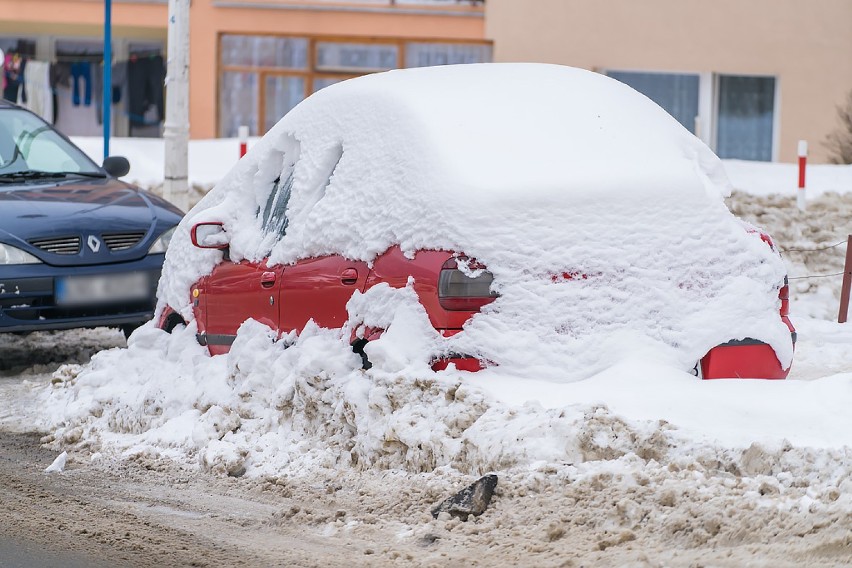 Atak zimy w Krynicy. Miasto walczy ze śniegiem [ZDJĘCIA]