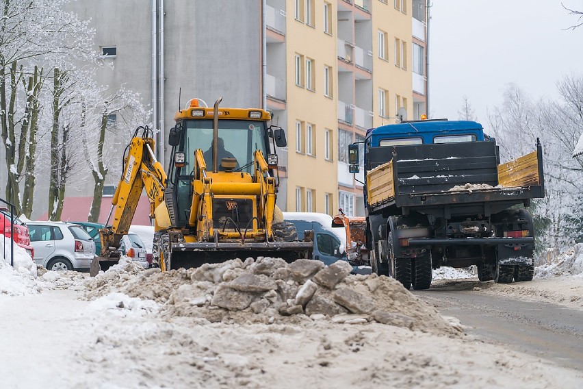 Atak zimy w Krynicy. Miasto walczy ze śniegiem [ZDJĘCIA]