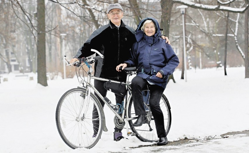 Teresa i Ewald Bereskowie z Tychów jeżdżą na rowerach przez...