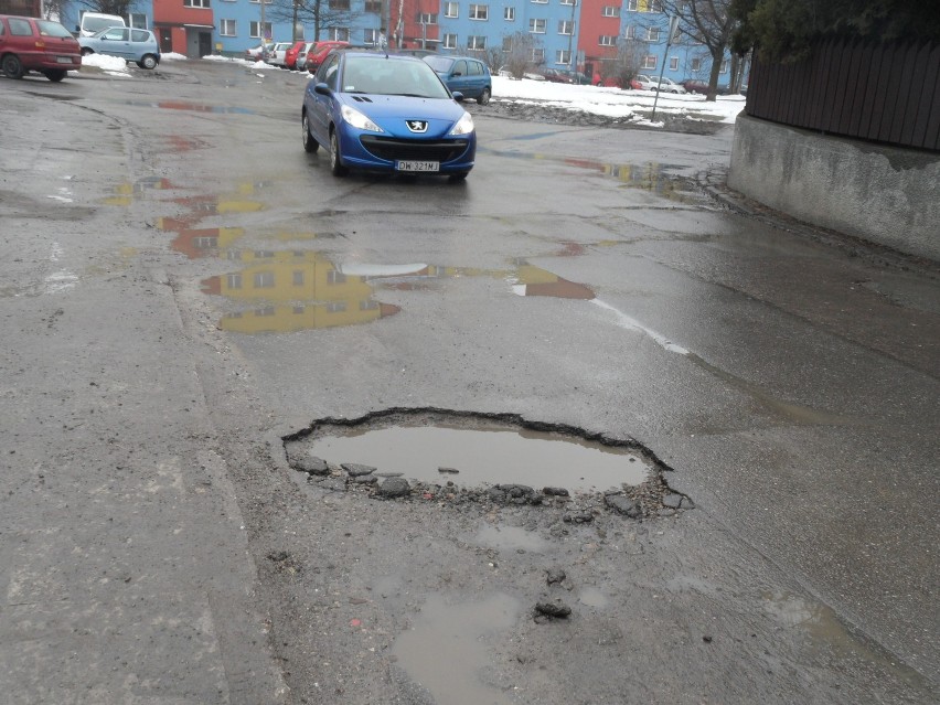 Dąbrowa Górnicza: Do 31 maja większość miejskich jezdni ma być naprawiona. DK 94 tylko połatana