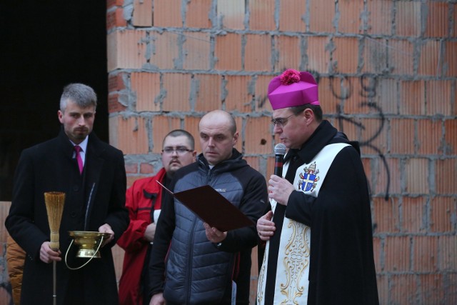 Poświęcono Krzyż Misyjny na placu budowy kościoła parafii św. Jana Pawła II