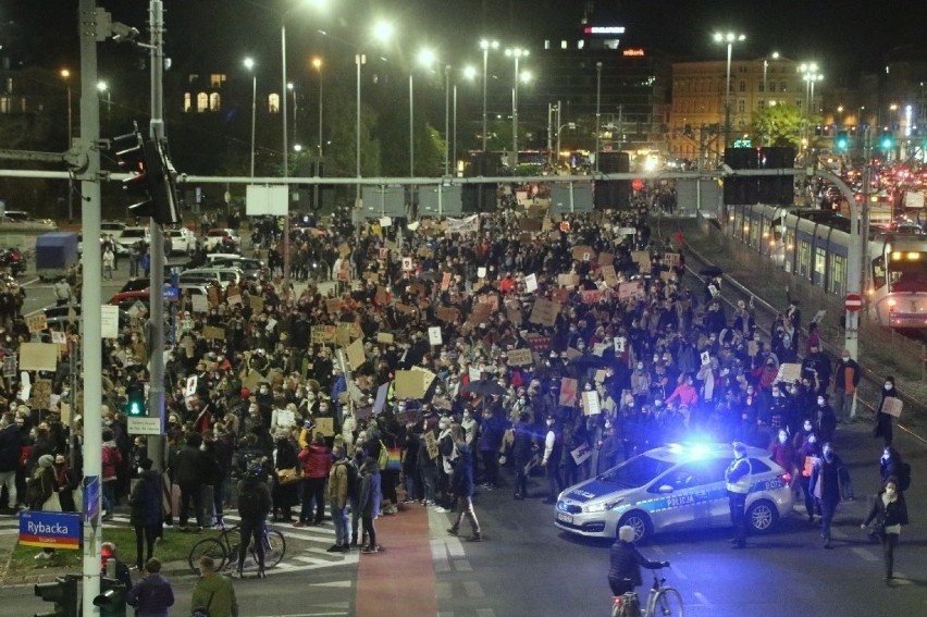 We Wrocławiu protestować mogło nawet 100 tys. osób! Doszło do starć z narodowcami