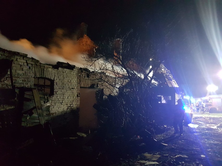 Pożar opuszczonego budynku w Białochowie pod Grudziądzem [zdjęcia]