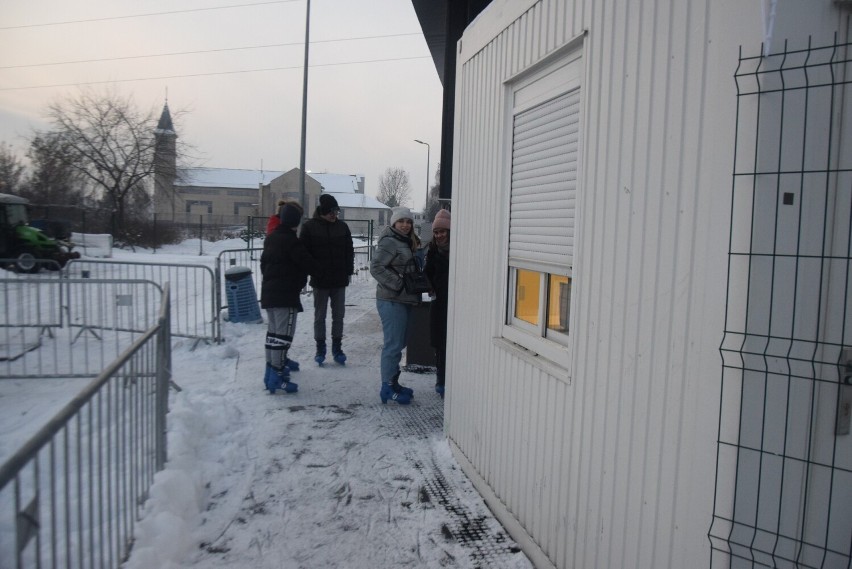 Otwarcie lodowiska miejskiego przy ulicy Bulwarowej w Radomiu. Na tafli pojawili się pierwsi łyżwiarze. Zobacz zdjęcia