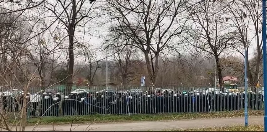 Hutnik - Ruch Chorzów. Kibice na meczu w Nowej Hucie. Goście przyjechali, ale nie weszli na stadion. Policja zmuszona do interwencji ZDJĘCIA