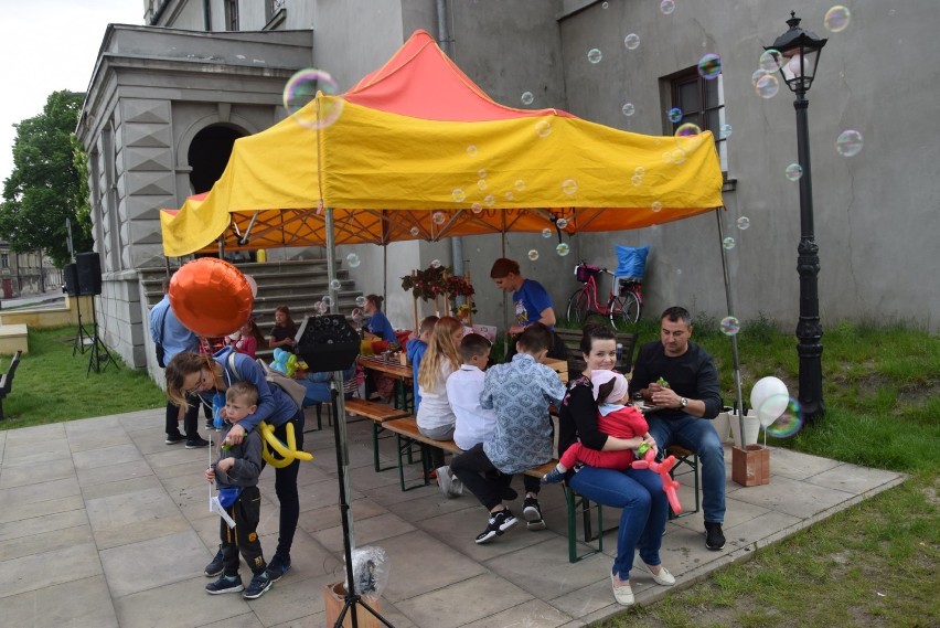 Dni Otwarte Funduszy Europejskich w Opocznie. Najmłodsi mieszkańcy bawili się pod zamkiem królewskim [ZDJĘCIA]